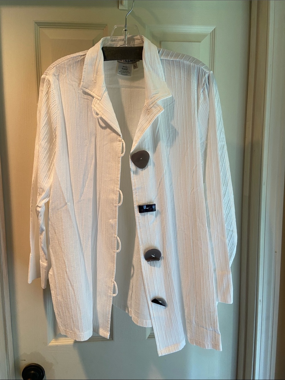 A La Carte White Textured Button-Front Women's Blouse